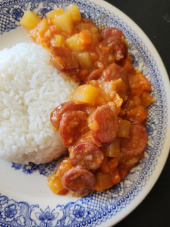 Una foto de Longaniza en salsa de tomate con papas