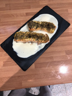 Una foto de Salmón al horno con crujiente de pistacho y sésamo sobre crema de coliflor