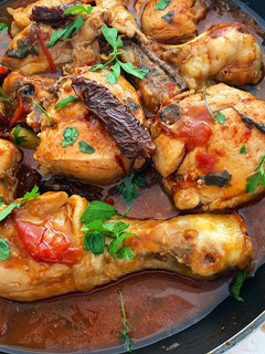 Una foto de Pollo rustido con tomates y pimentón