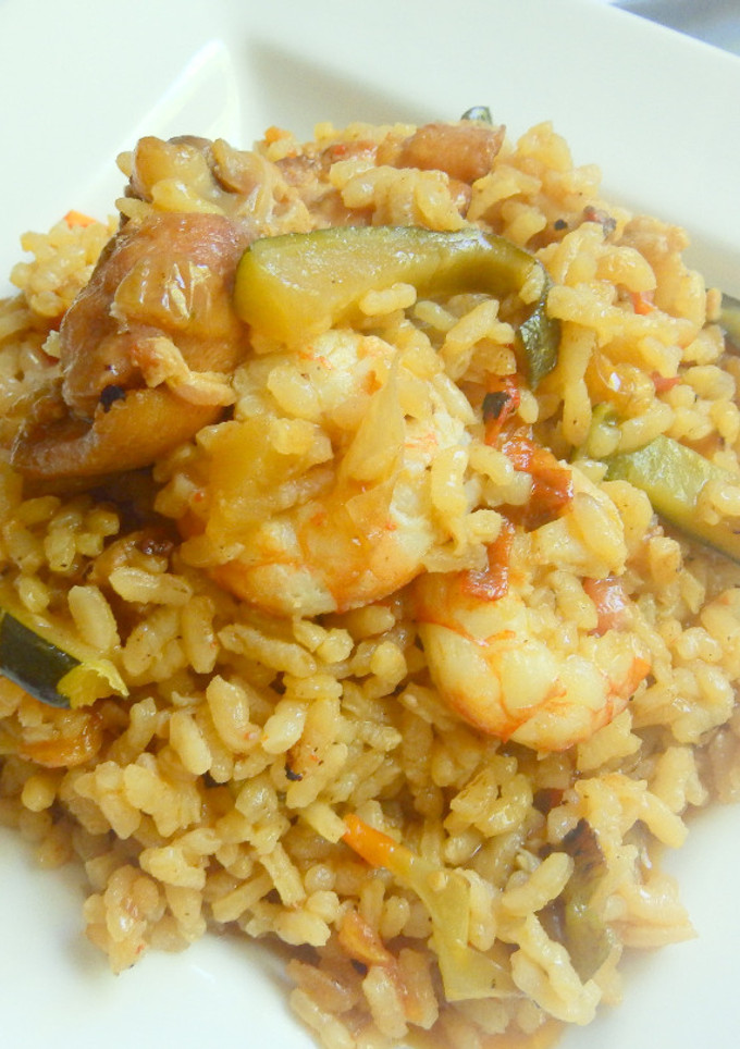Una foto de Arroz con pollo y gambas