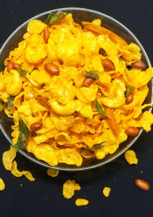 मक्याचा चिवडा (makyacha chivda recipe in marathi) रेसिपी चे मुख्य फोटो 