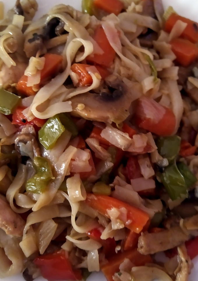 Una foto de Noodles de pollo