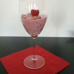 A picture of Biscotti e yoghurt al lampone.