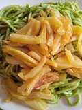 Tallarín verde con papas fritas