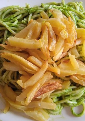Una foto de Tallarín verde con papas fritas