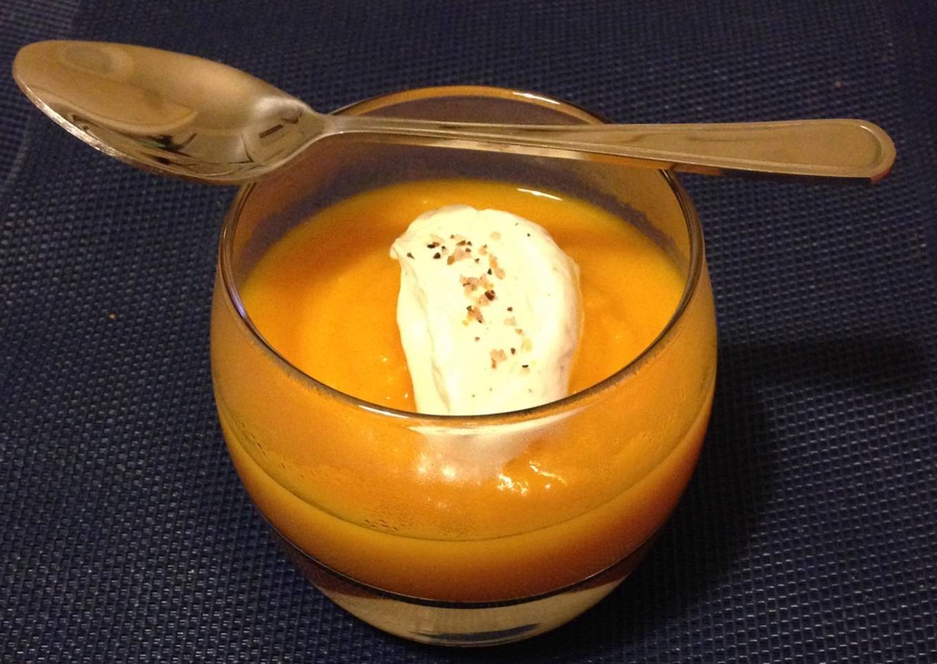 Velouté de calabaza "potimaron " con chantilly al pimentón