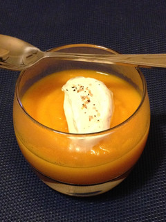 Una foto de Velouté de calabaza "potimaron " con chantilly al pimentón