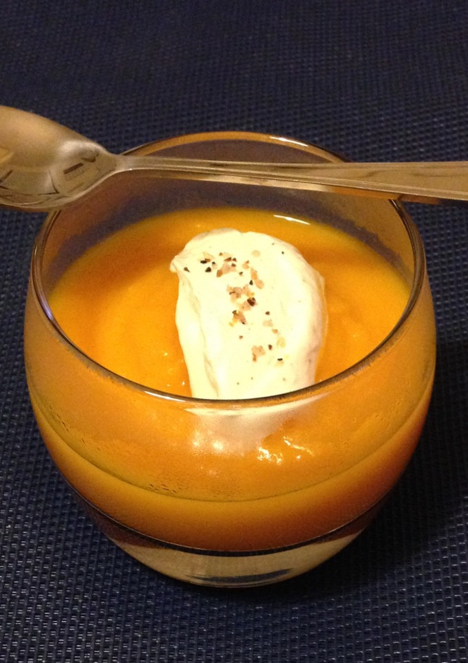 Una foto de Velouté de calabaza "potimaron " con chantilly al pimentón