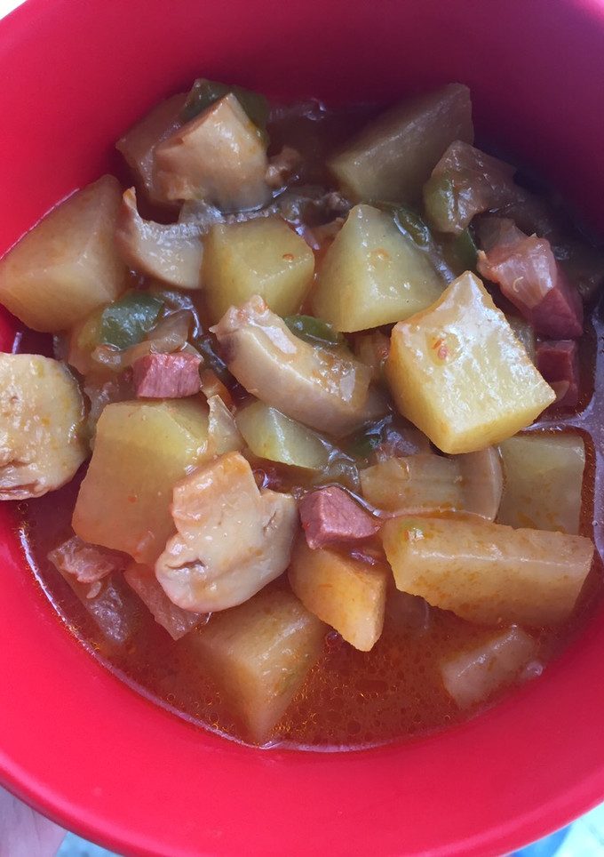 Una foto de Guiso fácil de calabacín, patata, champiñón y tacos de jamón