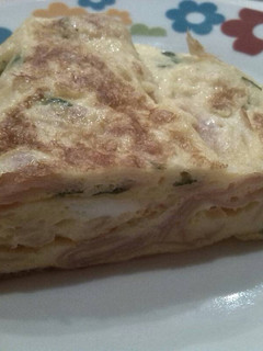 Una foto de Tortilla de jamón york y queso