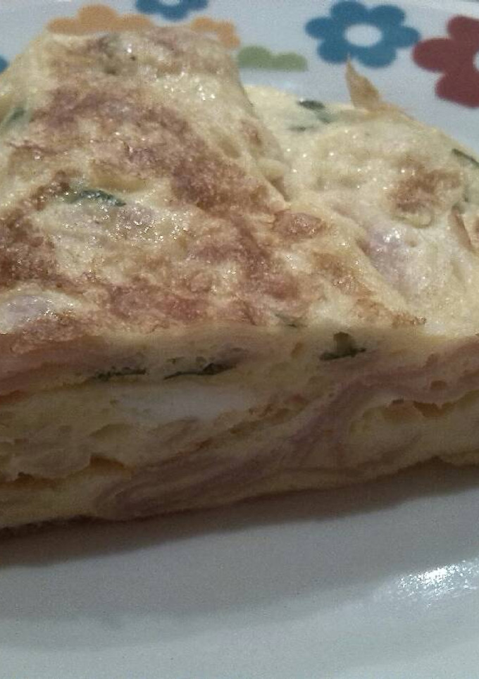 Una foto de Tortilla de jamón york y queso