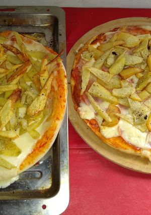 Una foto de Pizza con papas fritas