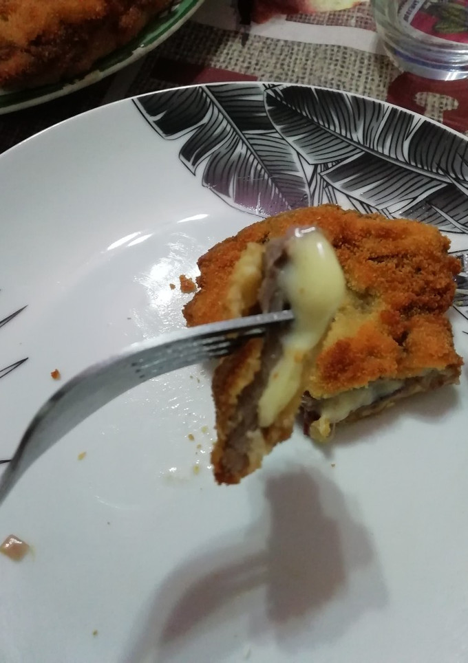 Una foto de Cachopo con cecina y queso Idiazábal