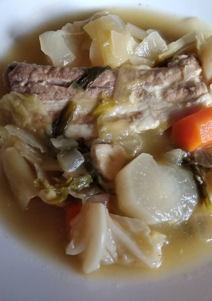 Una foto de Sopa de col y verduras
