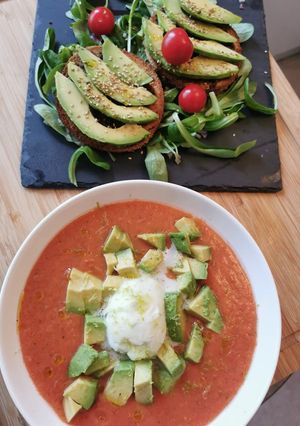 Une photo de Gaspacho de tomates maison sorbet citron vert avocat