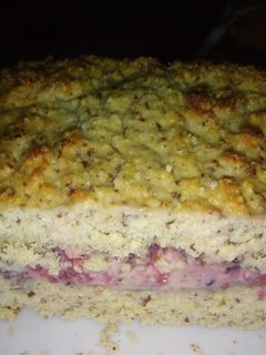 Una foto de Keto: Bizcocho Coco-Almendra con ganache blanco y frambuesas