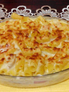 Una foto de Pastel de plumitas en salsa blanca