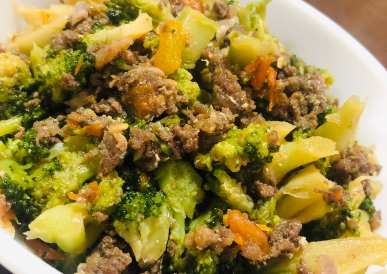 Fry beef shawarma with broccoli