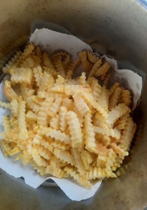 A picture of Wavy potatoe chips/fries.