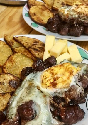 Foto principal de Butifarras con salsa de vino tinto, patatas al horno y huevos