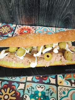 Una foto de Bocadillo de atún y anchoas con guacamole y aceitunas