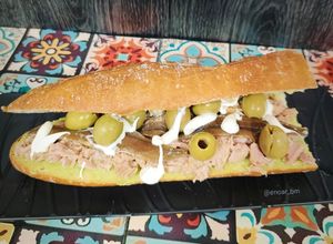Una foto de Bocadillo de atún y anchoas con guacamole y aceitunas