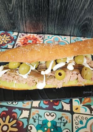 Una foto de Bocadillo de atún y anchoas con guacamole y aceitunas