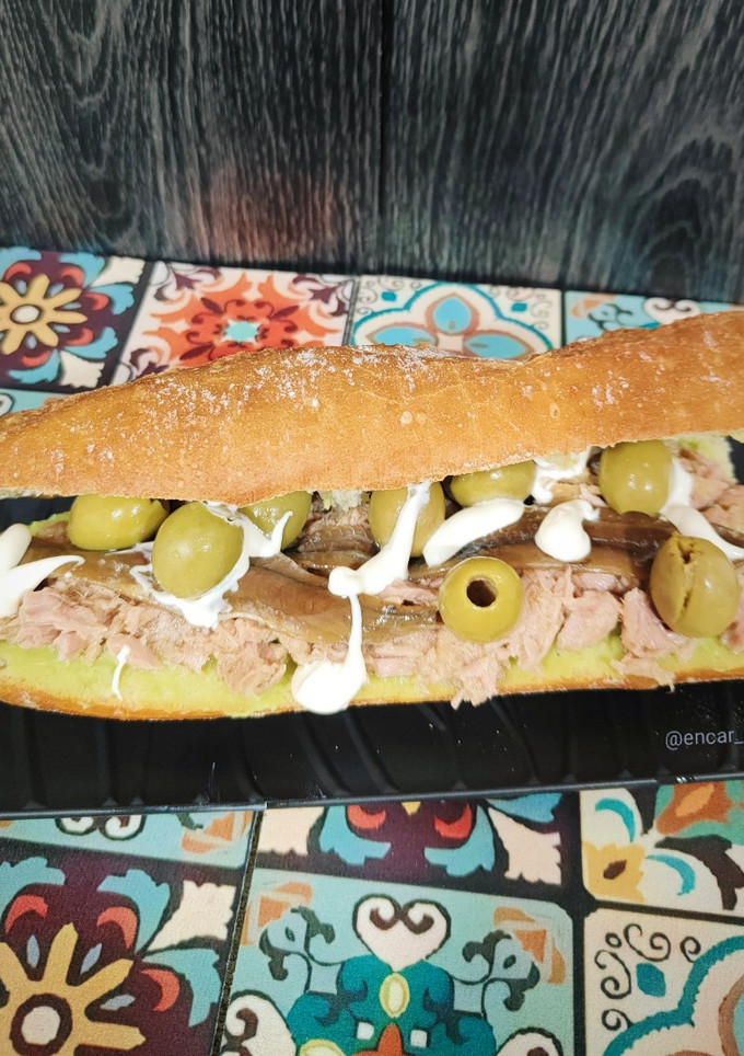 Una foto de Bocadillo de atún y anchoas con guacamole y aceitunas