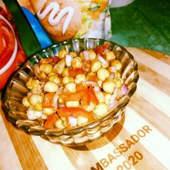A picture of Khata meetha chana chat.