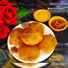 A picture of Masaledar tikhat poori.