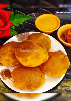 A picture of Masaledar tikhat poori.