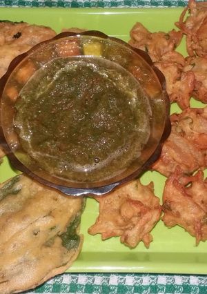 पालक के पत्तो और प्याज़ के पकौड़े (Palak ke patto aur pyaz ke pakode recipe in Hindi) रेसिपी मुख्य फोटो
