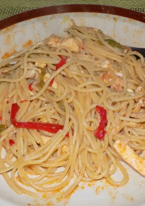 Una foto de Spaguettis al wok con pollo y ajíes