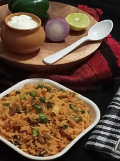 સેઝવાન ફ્રાઇડ રાઈસ (Schezwan fried Rice Recipe In Gujarati) રેસીપી મુખ્ય ફોટો