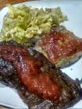 Entraña y Carré con salsa de cerezas y ajo y ensalada de repollo