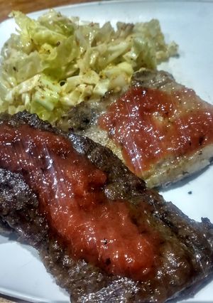 Una foto de Entraña y Carré con salsa de cerezas y ajo y ensalada de repollo