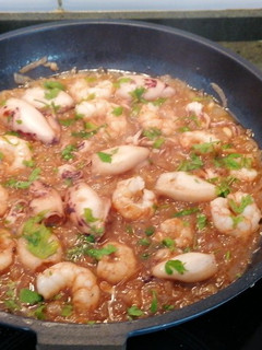 Una foto de Calamares con cebolla y piñones