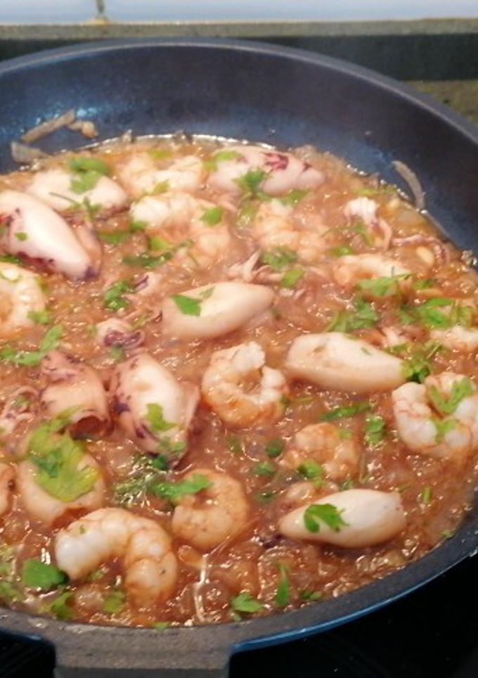 Una foto de Calamares con cebolla y piñones
