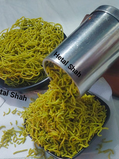 पालक सेव (palak sev recipe in Hindi) रेसिपी मुख्य फोटो