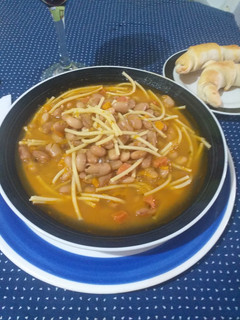 Una foto de Porotos con riendas.