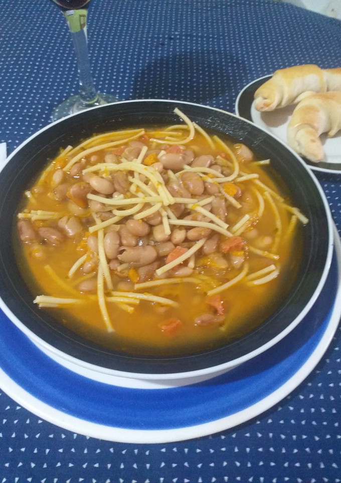 Una foto de Porotos con riendas.