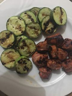 Una foto de Parrillada de chorizo y zuchinni