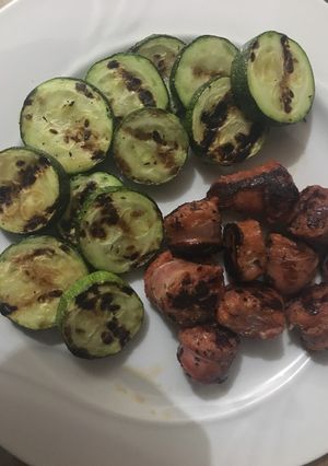 Una foto de Parrillada de chorizo y zuchinni