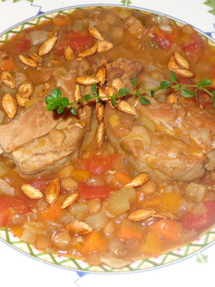 Una foto de SOPA DE LENTEJAS CON REPOLLO, COSTILLASY SEMILLAS DE ZAPALLO ASADAS. JON STYLE