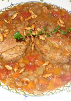 Una foto de SOPA DE LENTEJAS CON REPOLLO, COSTILLASY SEMILLAS DE ZAPALLO ASADAS. JON STYLE