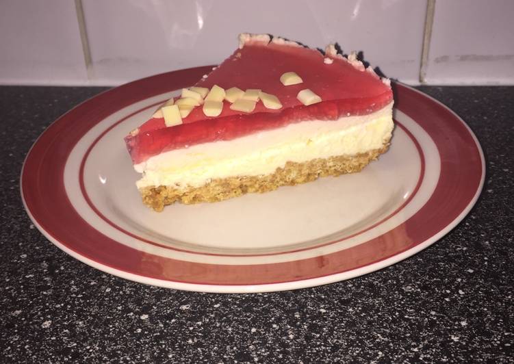 How to Make Ultimate White Chocolate and Strawberry Jelly Cheesecake