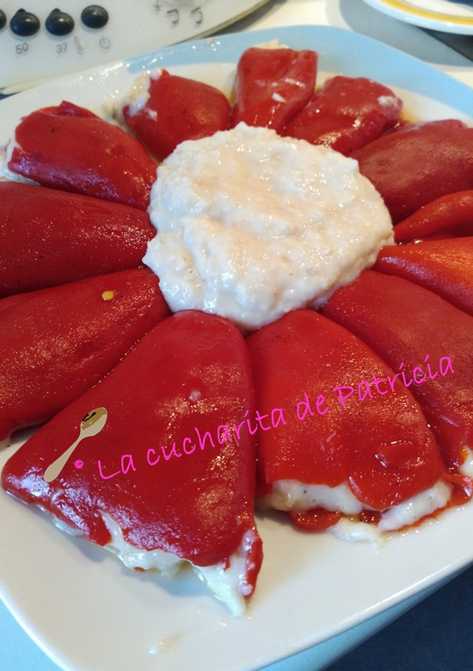 Una foto de Pimientos del piquillo rellenos de bacalao