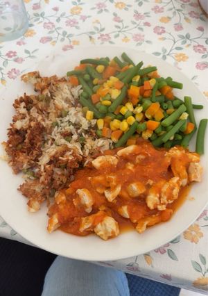 Foto de Frango com molho de tomate e cenoura
