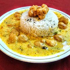 A picture of Kadhi pakoda with boiled rice.