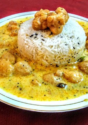 A picture of Kadhi pakoda with boiled rice.
